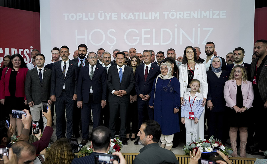 Chp Genel Başkanı Özel, İstanbul'da Toplu Üye Katılım Töreni Istanbul 4