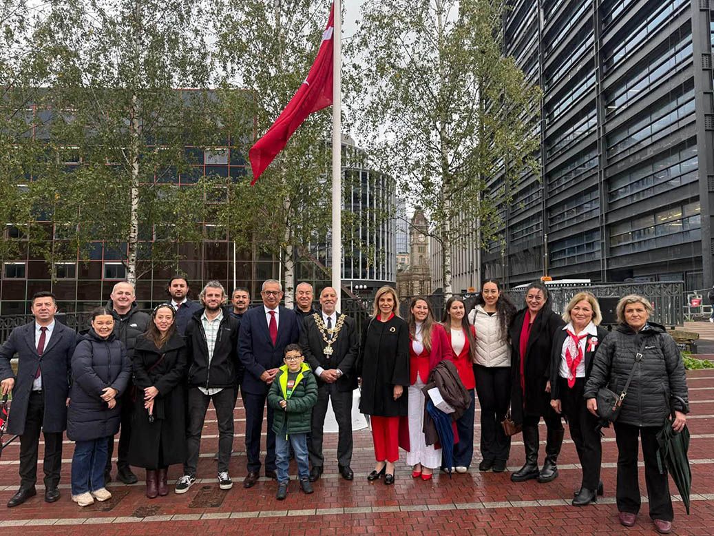 Cumhuriyet Bayrami Birminghamlord Mayor Zaker Choudry Turkiye Baskonsolosu Buyukelci Fusun Aramaz 3